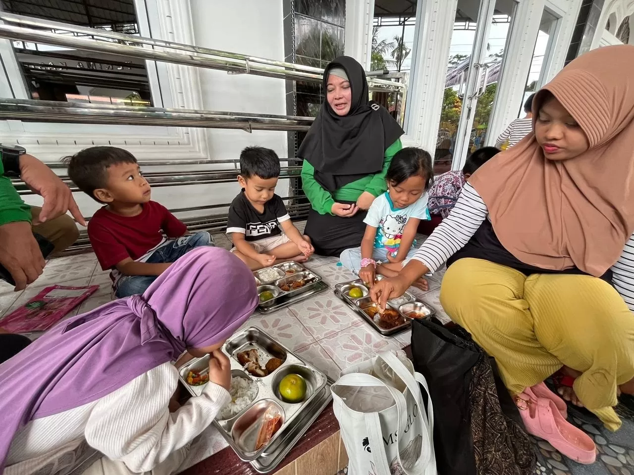 Ilustrasi balita yang sedang menikmati Makan Bergizi Gratis (MBG).