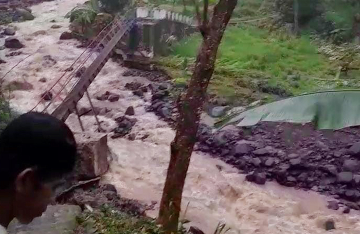 TERDAMPAK BANJIR: Sejumlah siswa SDN 1 Desa Campoan, Kecamatan Mlandingan, menyeberang di sungai, belum lama ini
