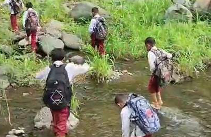 TERDAMPAK BANJIR: Sejumlah siswa SDN 1 Desa Campoan, Kecamatan Mlandingan, menyeberang di sungai, belum lama ini .
