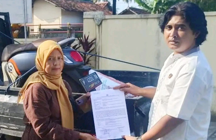 MOMEN BAHAGIA: Anggota Polsek Banyuputih menyerahkan Sepeda motor Scoopy kepada keluarga Ilham Fahmi Rahman warga Desa Sumberkolak, Kecamatan Panarukan, Sabtu Lalu (7/2).