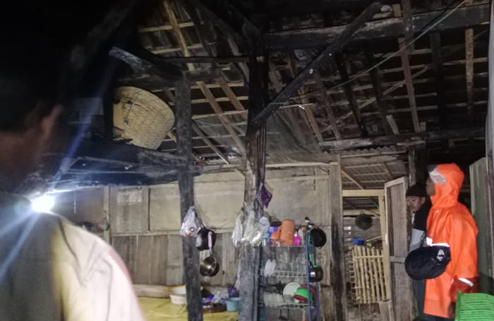 TERBAWA ANGIN: Beberapa rumah warga mengalami kerusakan setelah atap genteng dan asbes berjatuhan akibat terjangan angin puting beliung di Desa Selobanteng, Kecamatan Banyuglugur, Kabupaten Situbondo.