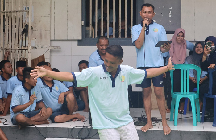 HIBURAN WBP:Warga Binaan Pemasyarakatan (WBP) Rumah Tahanan (Rutan) Situbondo, berjoget di halaman Rutan Situbondo, Minggu (7/2).