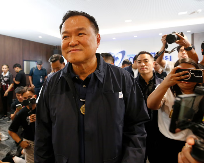 Anutin Charnvirakul di markas partainya setelah pemungutan suara ditutup pada Minggu (8/2).