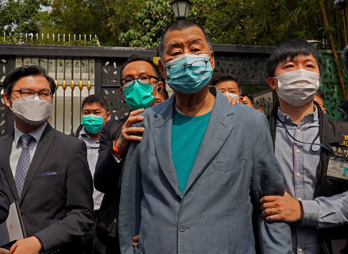 Tokoh pro-demokrasi Hong Kong, Jimmy Lai, ditangkap polisi di rumahnya pada April 2020.