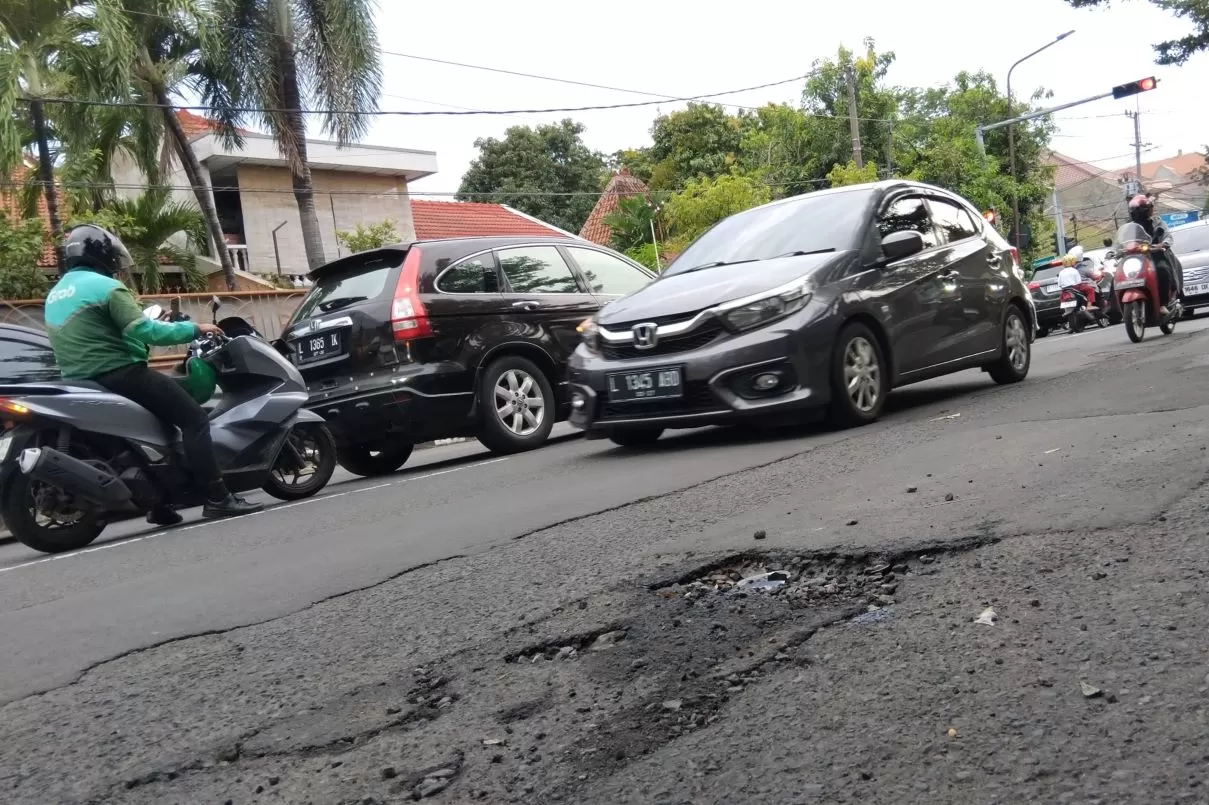 Ilustrasi jalan berlubang.