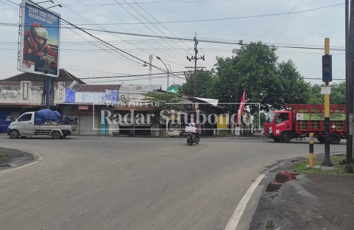 ANTRE DI BIBIR JALAN: Para warga menunggu sepinya arus lalu lintas untuk dapat menyeberang karena lampu traffic light tidak berfungsi, di Kecamatan Kapongan, Situbondo, Senin (9/2).