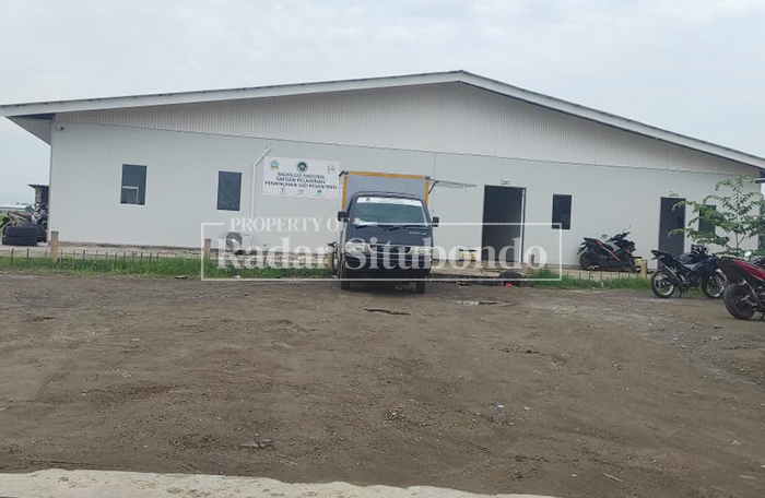 TEMPAT PARKIR: Seorang pekerja berjalan menuju dapur Satuan Pelayanan Pemenuhan Gizi (SPPG) PP Nurul Hikam, Desa Kesambirampak, Kecamatan Kapongan, Situbondo, Jumat (6/2) lalu.