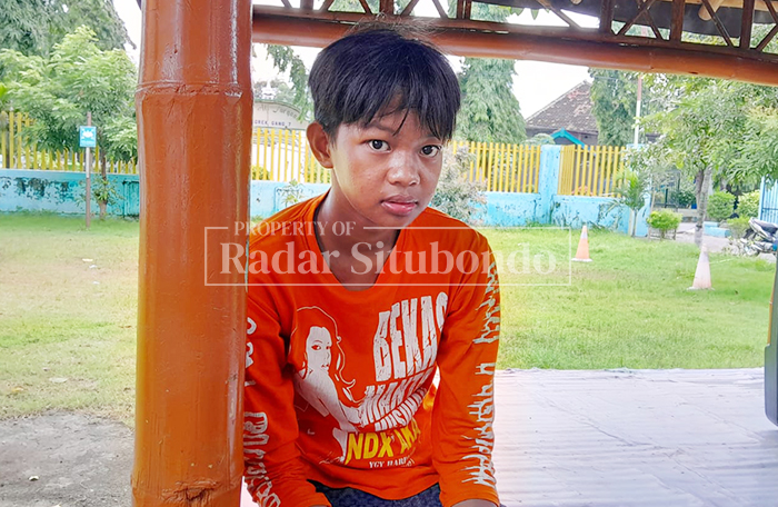 Septian Radit Aldianto, 16, warga Desa Kesambirampak, Kecamatan Kapongan, mengaku ingin seperti teman-teman seusianya yang bisa mengenyam pendidikan.