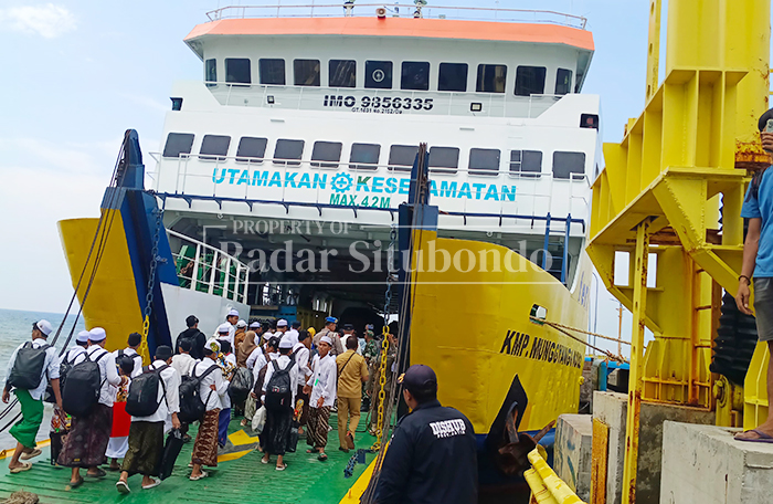 BERDESAKAN: Ratusan santri Pondok Pesantren Salafiyah Syafi