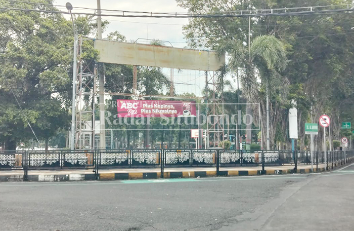 DITERTIBKAN: Spanduk tersisa satu karena masa kontraknya masih berlaku hingga April mendatang, di kawasan Alun-alun Situbondo, Selasa (10/2).