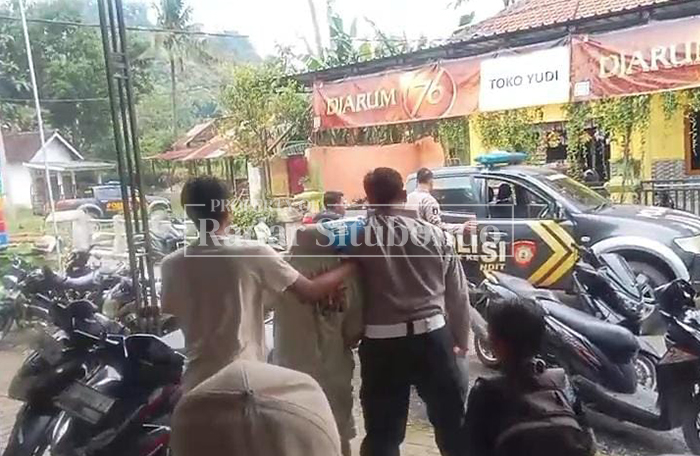DIKEPUNG MASSA: Dua terduga pelaku gendam, Nisu dan Mamat warga Desa Kandang, Kecamatan Kapongan, dikepung warga Desa Kandang, Kecamatan Kapongan, Senin lalu (9/2).