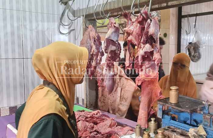 DIGANTUNG: Daging sapi dan daging ayam diperjualbelikan di pasar tradisional Panji dan Mimbaan, Kecamatan Panji, Situbondo, Selasa (10/2).