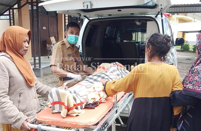 MOMEN DUKA: Jenazah kakek Masir disambut tangis oleh istri dan keluarga begitu tiba di rumah duka, di Dusun Sekar Putih, Desa Sumberanyar, Kecamatan Banyuputih, Selasa (10/2).