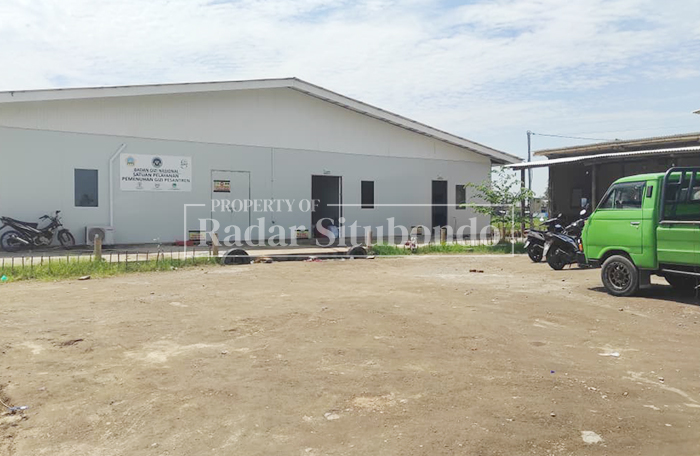 SIAP BERANGKAT: Mobil pengangkut Menu Makan Bergizi Gratis (MBG) bersiap mengantarkan makanan ke sekolah-sekolah di Satuan Pelayanan Pemenuhan Gizi (SPPG) PP Nurul Hikam, Kecamatan Kapongan, Situbondo
