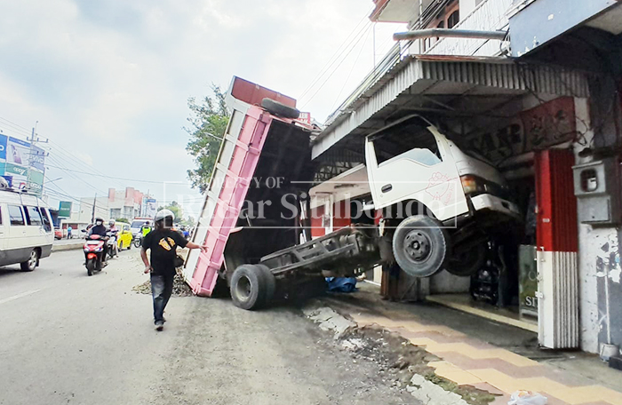 HANTAM RUKO: Truk bernopol N 8197 RF terpental di pinggir Jalan Raya Basuki Rahmat, Kecamatan Panji, Selasa (10/2).