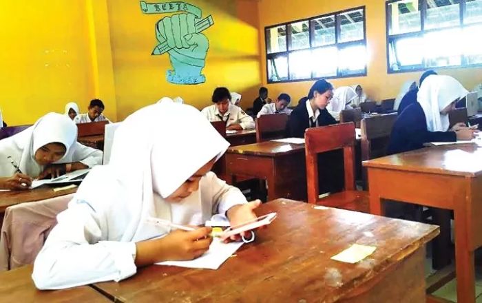Ilustrasi pembelajaran menggunakan HP.