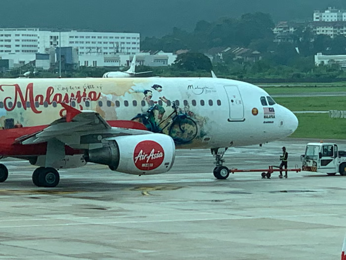 Karya seni pada pesawat AirAsia yang menurut Ernest Zacharevic digunakan tanpa izinnya.