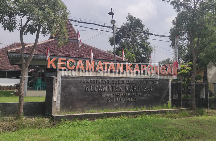 Kantor Kecamatan Kapongan di Jalan Raya Banyuwangi, Kesambirampak, Kecamatan Kapongan, Kabupaten Situbondo, Rabu (11/2).