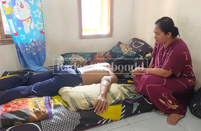 KORBAN: kondisi Riski Aditya, 17, warga Desa Gudeng, Kecamatan Asembagus, di dalam kamarnya, Rabu (11/2).