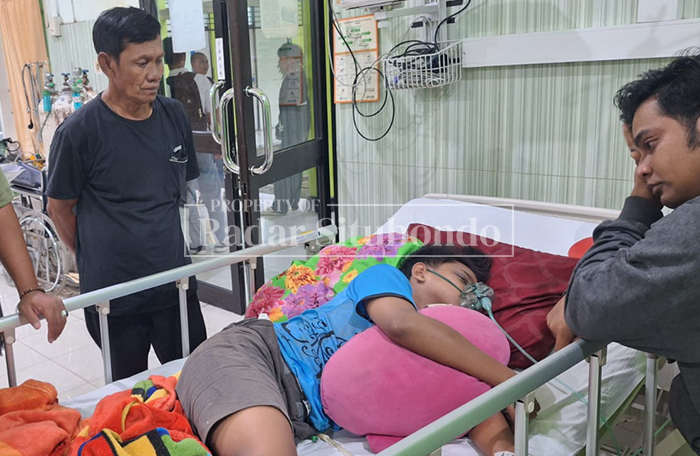 TAK BERDAYA: Muhammad Nur Huda, 18, warga Dusun Krajan, Desa/Kecamatan Kapongan, terbaring di rumah sakit Soebandi, Kabupaten Jember, Rabu (11/2).