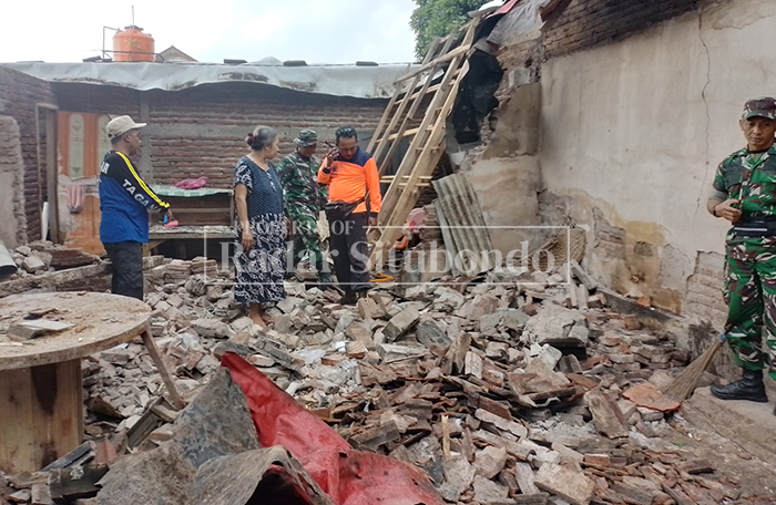 RATA KE TANAH: Dapur milik Musdalifah (52), warga Dusun Krajan, Desa Widoropayung, Kecamatan Besuki, Situbondo, roboh rata ke tanah diterjang angin kencang, Rabu (11/2).