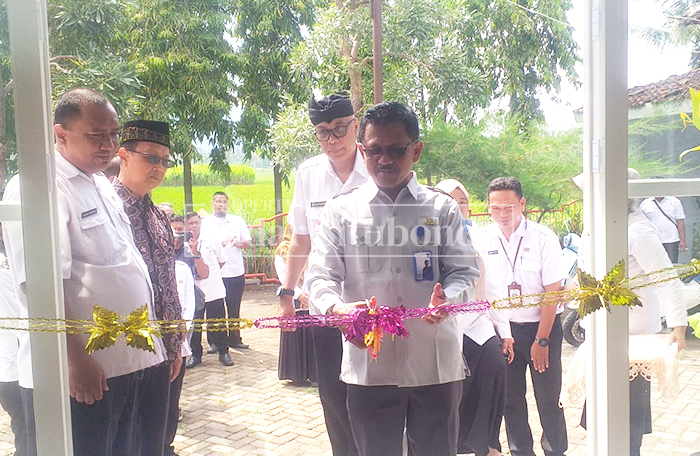 Kepala Cabang Dinas Pendidikan (Cabdin) Wilayah Bondowoso- Situbondo, Slamet Riyadi, memotong pita peresmian gedung Teaching Factory (TEFA) Teknik Sepeda Motor (TSM), di SMKN 1 Kendit, Selasa, (11/2).