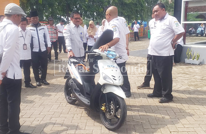 UJI COBA : Kacabdin Wilayah Bondowoso, Slamet Riyadi uji coba kendaraan listrik hasil karya siswa SMKN 1 Kendit.