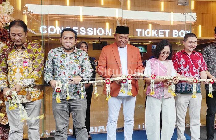 Dari kiri, Direktur Keuangan Treasury & Global Services Bank Jatim, R.M. Wahyu Kusumo Wisnubroto; Ketua DPRD Situbondo, Mahbun Junaidi; Bupati Situbondo, Mas Rio; Owner Roxy Square, Fani