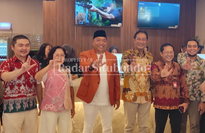 Bupati Situbondo Ma Rio Wahyu Prayogo (tengah), Direktur Keuangan Treasury & Global Services Bank Jatim R.M. Wahyu Kusumo Wisnubroto (kiri), dan Owner Roxy Square Fany Facely (kanan), Kamis (12/2).