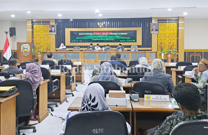 Anggota Dewan Perwakilan Rakyat Daerah (DPRD) Situbondo membahas Rancangan Perubahan atas Peraturan Daerah (Raperda) tentang Pengelolaan Aset Barang Milik Daerah, Rabu (11/2).