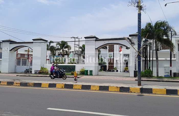HARI KERJA: Pengemudi sepeda motor melintas di depan Kejaksaan Negeri Situbondo, Kamis (12/2).