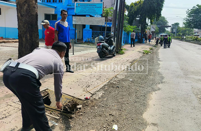 LAKA MAUT: Anggota Satlantas Polres Situbondo melakukan olah tempat kejadian perkara (TKP) di Jalan Raya Pb. Sudirman, Kelurahan Patokan, Kecamatan/Kota Situbondo, Kamis (12/2).