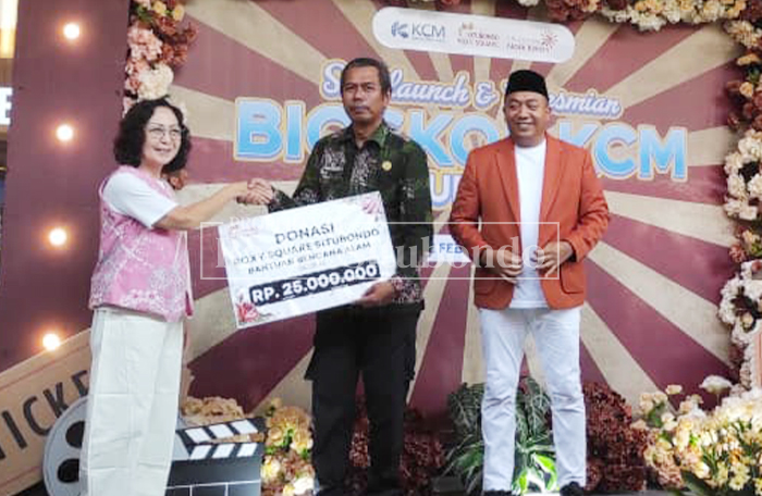 UNTUK KORBAN BENCANA: Di sela peresmian bioskop Kota Cinema Mall, Owner Roxy Square memberikan bantuan kepada korban terdampak banjir, Kamis (12/2).