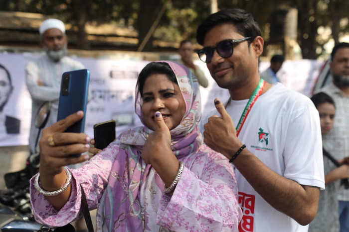Warga berdatangan untuk memberikan suara mereka dalam pemilihan umum ke-13 pada hari Kamis di Dhaka, Bangladesh.