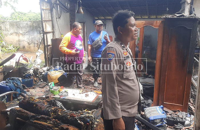KERJA KERAS: Petugas pemadam kebakaran (damkar) Situbondo menjinakkan kebakaran di rumah milik Isrosida, 51, warga Desa Curah Jeru, Kecamatan Panji, Jumat (13/2).