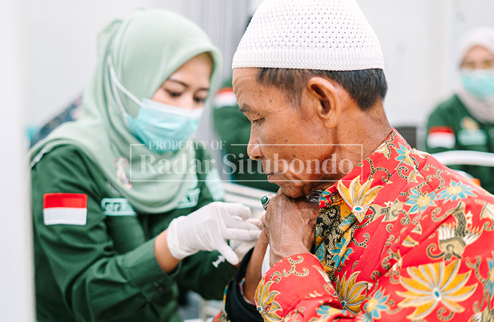DIPERIKSA: Tim kesehatan Rumah Sakit Mitra Sehat melakukan vaksinasi terhadap salah satu jemaah umrah, Jumat (13/2).