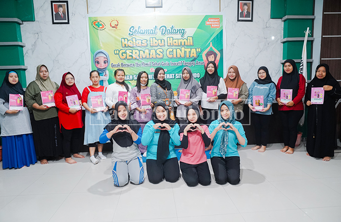ABADIKAN MOMEN: Para ibu hamil berfoto bersama usai mengikuti senam hamil dalam program Gerak Bersama Ibu Hamil di Rumah Sakit Mitra Sehat, Curahjeru Timur, Desa Curah Jeru, Kecamatan Panji, Situbondo