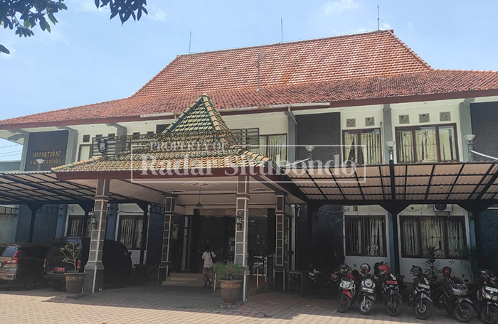 KELUAR KANTOR: Salah satu aparatur sipil negara keluar dari Kantor Inspektorat Situbondo, Jumat (13/2).