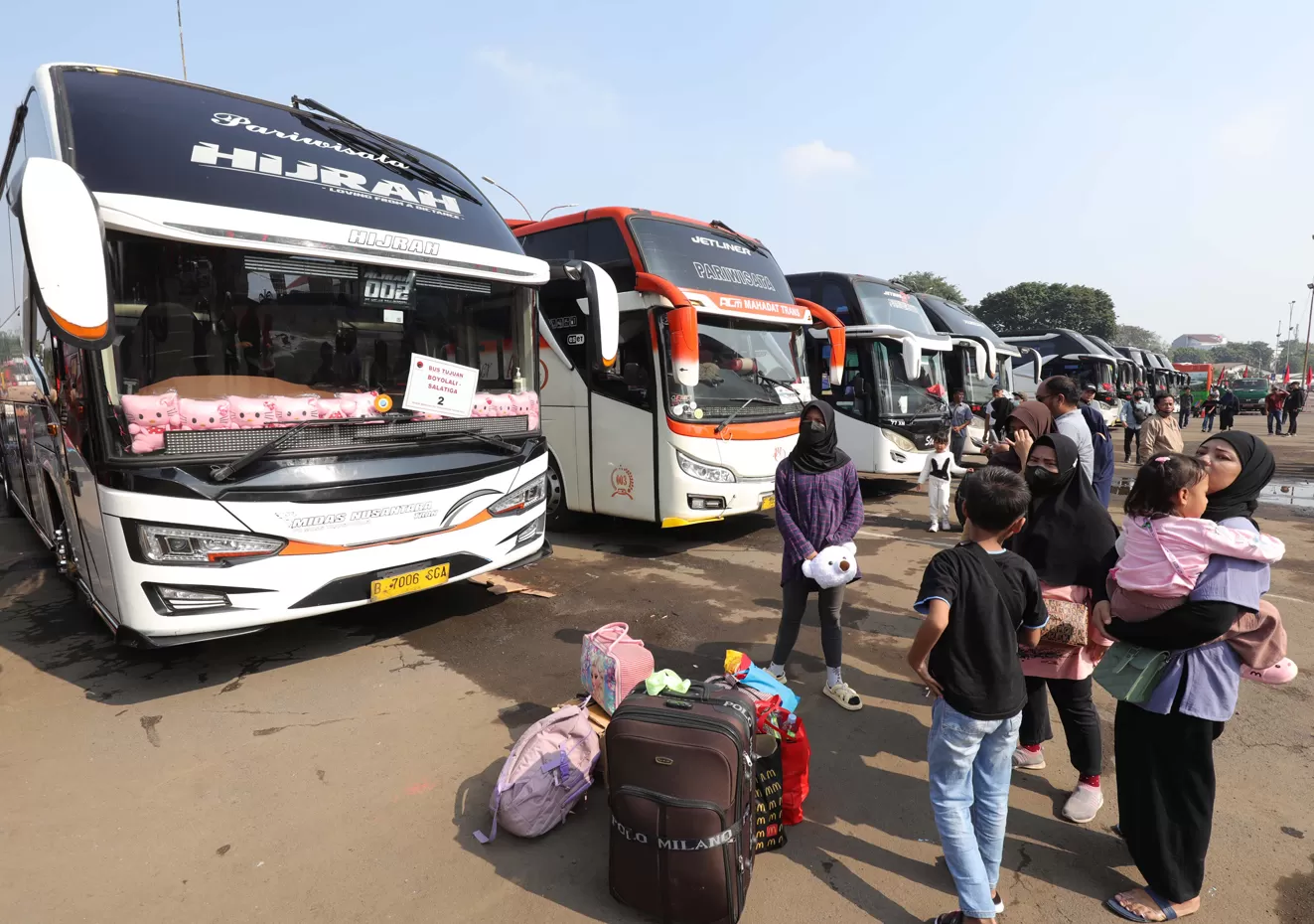 Ilustrasi pemudik menggunakan bus.