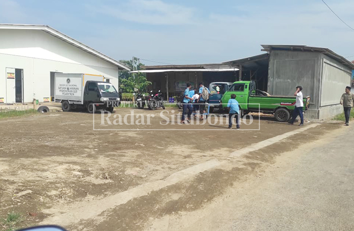 BERMAIN: Sejumlah anak memasuki area dapur Satuan Pelayanan Pemenuhan Gizi (SPPG) Desa Kesambirampak, Kecamatan Kapongan, Situbondo, Jumat (13/2).