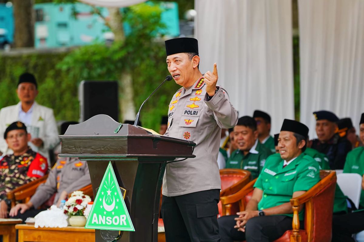 Kapolri Jenderal Listyo Sigit Prabowo memberikan pengarahan sekaligus membuka pelatihan instruktur dan kursus pelatih II GP Ansor, Banser, dan MDS Rijalul Ansor di Bantul, Yogyakarta.