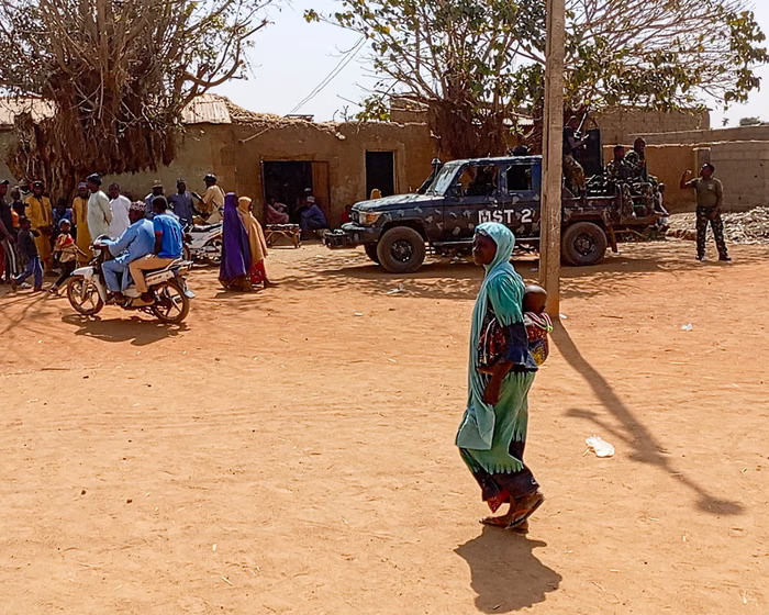 Personel militer berjaga setelah serangan mematikan di Doma, Negara Bagian Katsina, Nigeria.