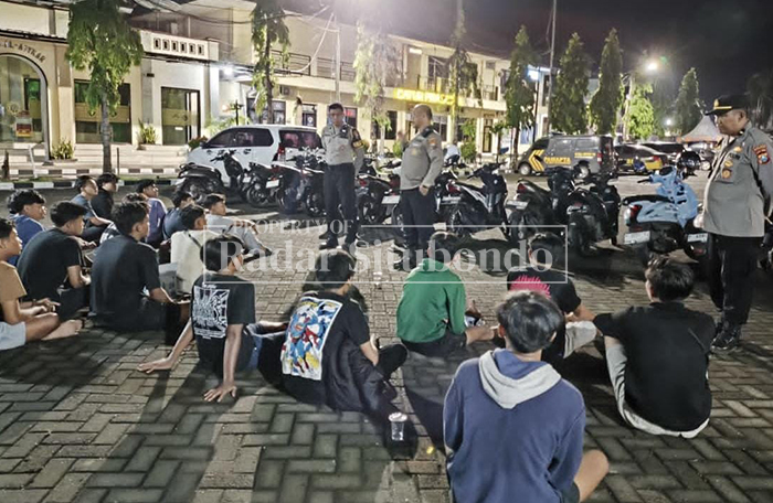 PENERTIBAN: Puluhan pemuda diamankan di halaman Mapolres Situbondo, Minggu dini hari (15/2).