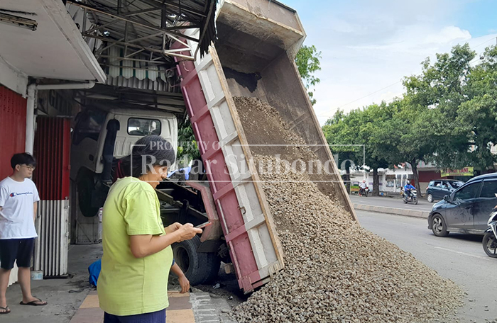 LAKA TUNGGAL: Truk bernopol N 8197 RF bermutaan material terpental di pinggir Jalan Raya Basuki Rahmat, Kecamatan Panji, Selasa lalu (10/2).