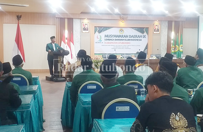 DI ATAS PODIUM: Salah satu pengurus  (LDII) tingkat provinsi memberikan arahan kepada para peserta Musyawarah Daerah (Musda) IX di Aula Lantai II Pemkab Situbondo, Sabtu (14/2).