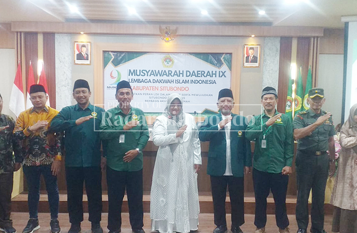 Wakil Bupati Situbondo Ulfiyah (tengah) berfoto bersama Ketua Pimpinan Daerah terpilih, Ir. Arief Fadjar (empat dari kiri), usai Musyawarah Daerah (Musda) IX, bersama pengurus provinsi.