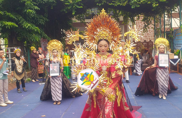 SMA Negeri 2 Situbondo menggelar Parade Prima Nusantara, di Jalan Protokol Kabupaten Situbondo, Sabtu lalu (14/2). Pawai kolosal itu digelar dalam rangka memperingati Hari Jadi SMADA ke-49.