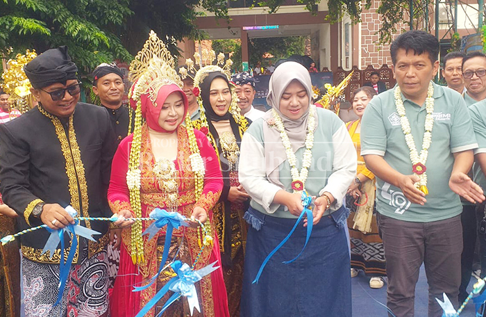 PELEPASAN: Wakil Bupati Situbondo, Ulfiyah memotong pita tanda pelepasan peserta Parade Prima Nusantara, di Jalan Protokol Kabupaten Situbondo, Sabtu lalu (14/2).