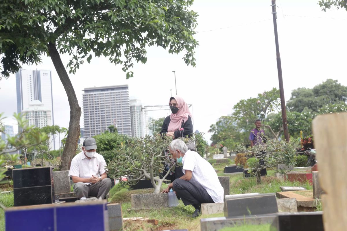 Ilustrasi ziarah ke makam.