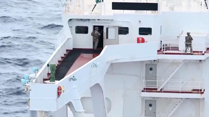 Pasuka AS menaiki kapal tanker minyak Veronica III.